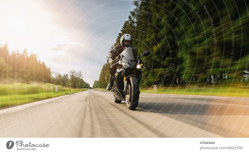 motorradfahren auf der waldstraße. fahren auf der leeren straße auf einer motorradtour. copyspace für ihren individuellen text. Motorrad Fahrrad Spaß Straße