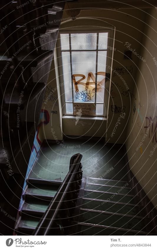 ein altes Treppenhaus mit Fenster in einem Berliner Altbauhaus Prenzlauer Berg Stadt Stadtzentrum Hauptstadt Haus Menschenleer Altstadt Tag Gebäude mietshaus