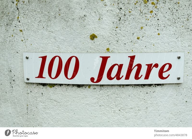 100 Jahre Schild Hinweis Zahl Buchstaben rot Schilder & Markierungen Sockel Beton Hinweisschild Mitteilung Menschenleer