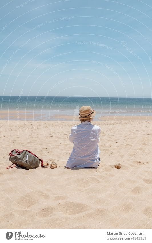 Blonde Frau an der Algarve, Portugal, Sommer 2022. Architektur atlantisch Atlantik Bucht Strand hübsch blau Kap Burg oder Schloss Klippe Küste Küstenlinie