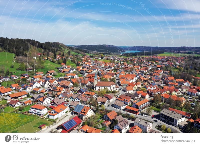 Luftbild von Peiting bei schönem Wetter Drohne Drohnen Bilder Luftaufnahme Markt Lech Kirche Gemeinde Bayern Süddeutschland Deutschland Europa fotoping Ausflug