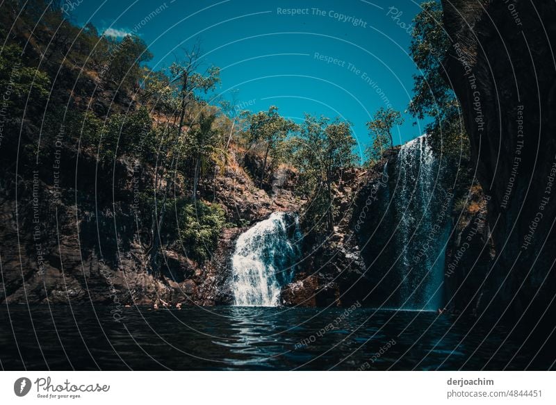 Baden unter den Wasserfällen. Florenz Falls. Ein Natur Pool Sommer blau Ferien & Urlaub & Reisen nass Farbfoto Tourismus Sommerurlaub Reflexion & Spiegelung