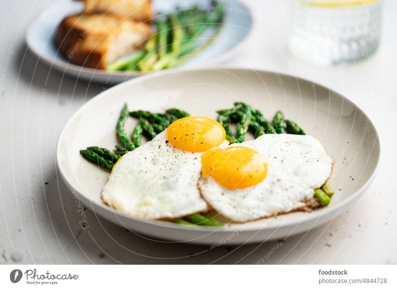 Spiegeleier mit grünem Spargel. Schnelles Mittagessen Ideen, gesundes Frühstück, Sommer Essen. Brunch gekocht Essen zubereiten Küche lecker Diät Abendessen