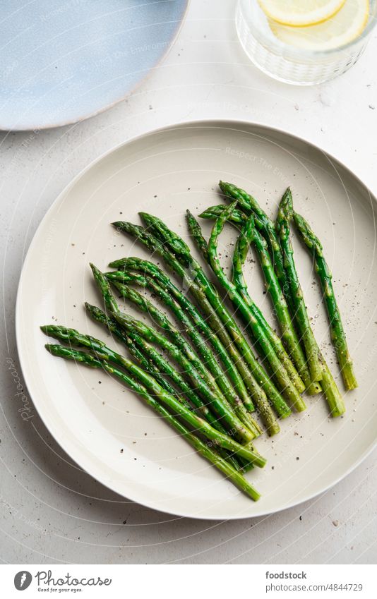 Gegrillter grüner Spargel auf einem Teller, Ansicht von oben. Sommer Amuse-Gueule Frühstück Brunch Haufen Koch gekocht Essen zubereiten Küche Diät Abendessen