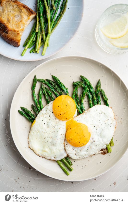 Spiegeleier mit grünem Spargel. Schnelles Mittagessen Ideen, gesundes Frühstück, Sommer Essen. oben Brunch gekocht Essen zubereiten Küche lecker Diät Abendessen