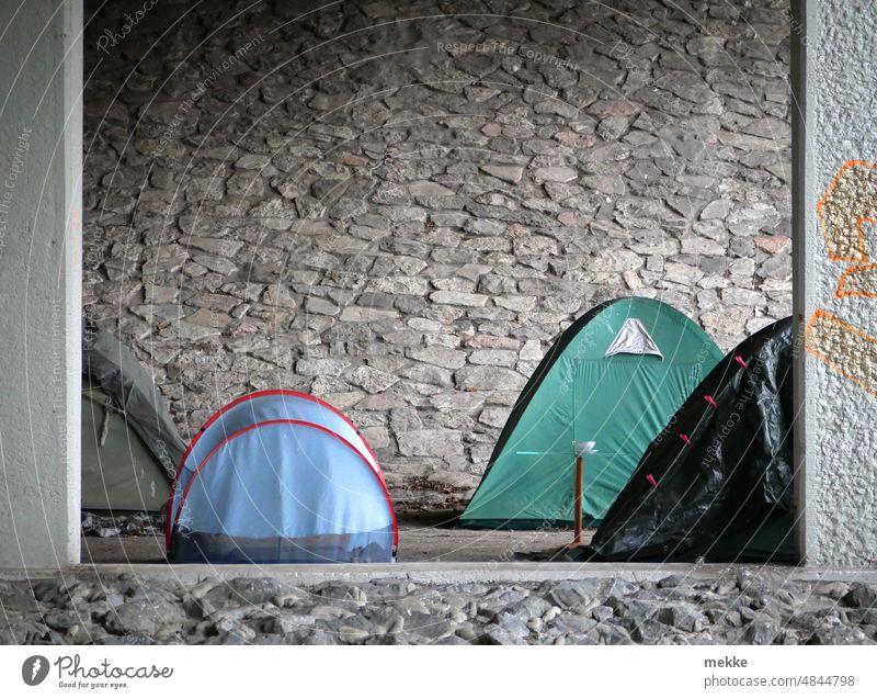 Leider kein Zeltplatz Obdachlosigkeit wohnungslos Armut Wohnungslosigkeit Zufluchtsort obdachlos heimatlos Schutz Schlafplatz Zelte Stadt Wohnungsnot Brücke