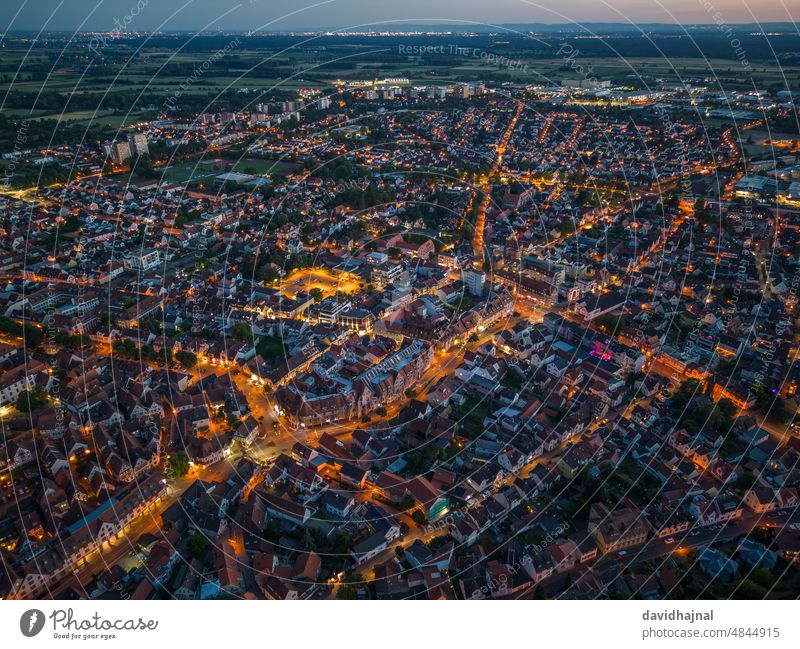 Luftaufnahme von Heppenheim. Landschaft Europa Deutschland Großstadt Dämmerung Nacht Abenddämmerung PKW Autos fahren Verkehr Antenne Wald Dröhnen Gebäude Tapete