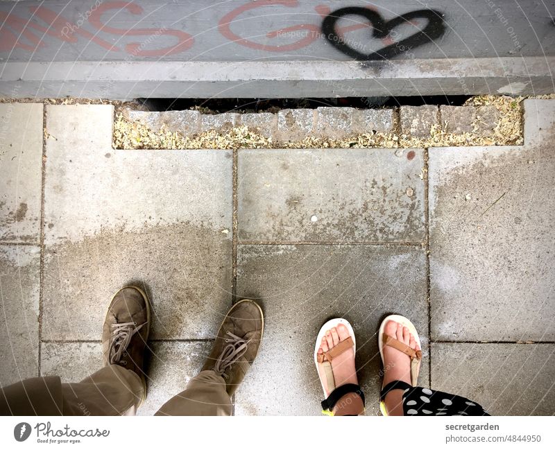 Paar-weise Füsse Sommer Sandalen Herz Liebe verliebt Mann Frau Vogelperspektive Bürgersteig Hipster trendy Füße Zusammensein Außenaufnahme romantisch Graffiti