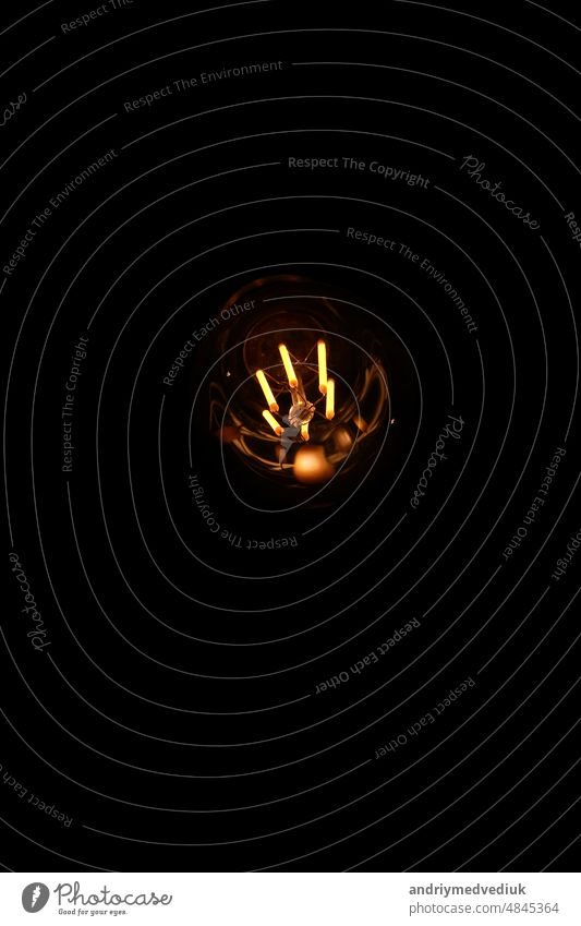 Klassische Edison-Glühbirne auf schwarzem Hintergrund mit Platz für Text Knolle retro altehrwürdig Mode Design Globus Kaffee Technik & Technologie Kunst