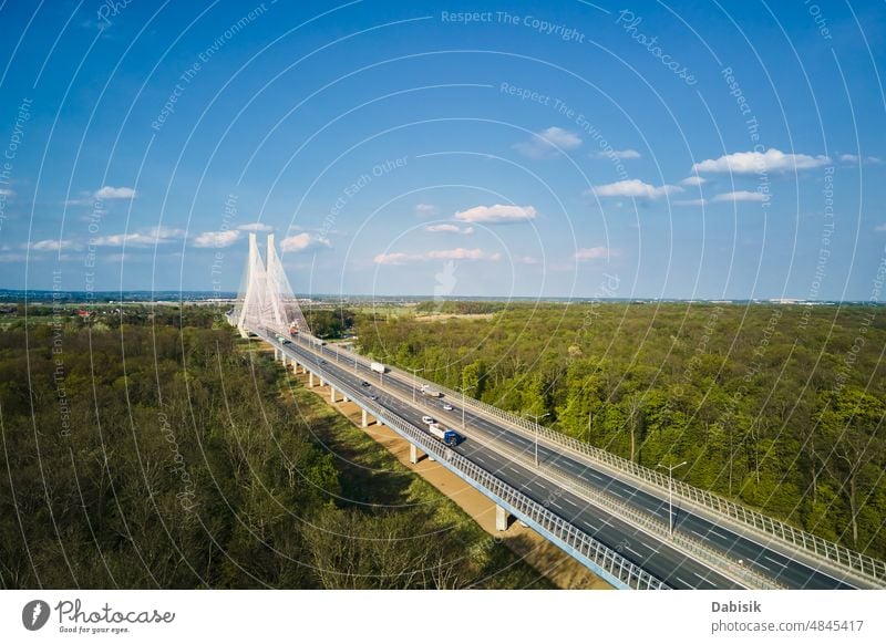 Große Brücke über den Fluss mit Autoverkehr PKW Verkehr Antenne Straße Autobahn Landschaft Breslau redzinski Natur Vogelauge Ansicht Himmel bewegend fahren Top