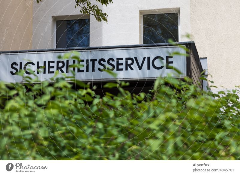 Secret Service Sicherheit Sicherheitsdienst Außenaufnahme Mauer Menschenleer Kontrolle Schutz Überwachung Wachsamkeit Farbfoto überwachen Fassade beobachten