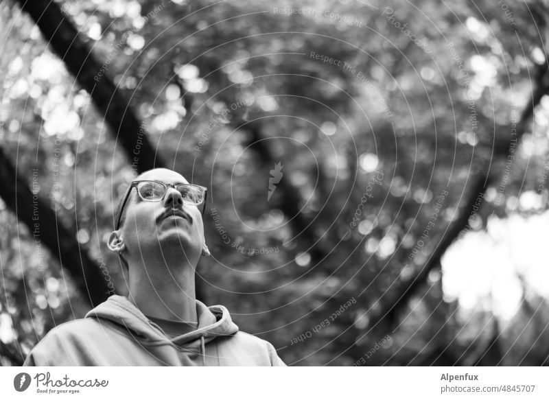 look up ! Junger Mann 18-30 Jahre maskulin Jugendliche Porträt Schwarzweißfoto Mensch Erwachsene Bart Außenaufnahme Schwache Tiefenschärfe trendy Coolness