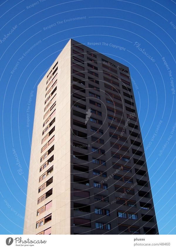 Hochhin(h)aus Hochhaus himmelblau hell-blau Haus Wohnung Etage Block Licht Schattenseite schwarz Stadt Wachstum groß Ferne lang hoch beste Himmel Schönes Wetter