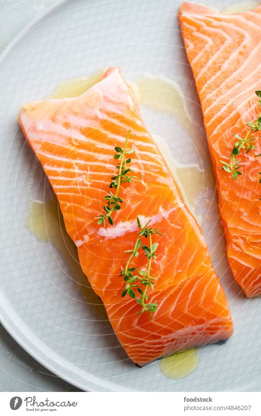 Frisches Lachsfilet auf einem Teller für ein leckeres Lachssteak. oben Hintergrund Nahaufnahme Koch Essen zubereiten Küche Diät Abendessen Fett Filet Fisch