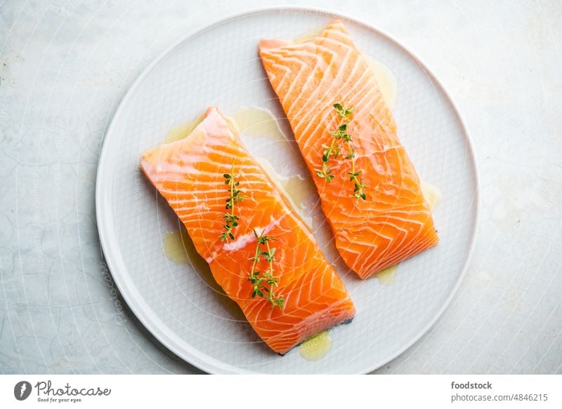 Frisches Lachsfilet auf einem Teller für ein leckeres Lachssteak. oben Hintergrund Nahaufnahme Koch Essen zubereiten Küche Diät Abendessen Fett Filet Fisch