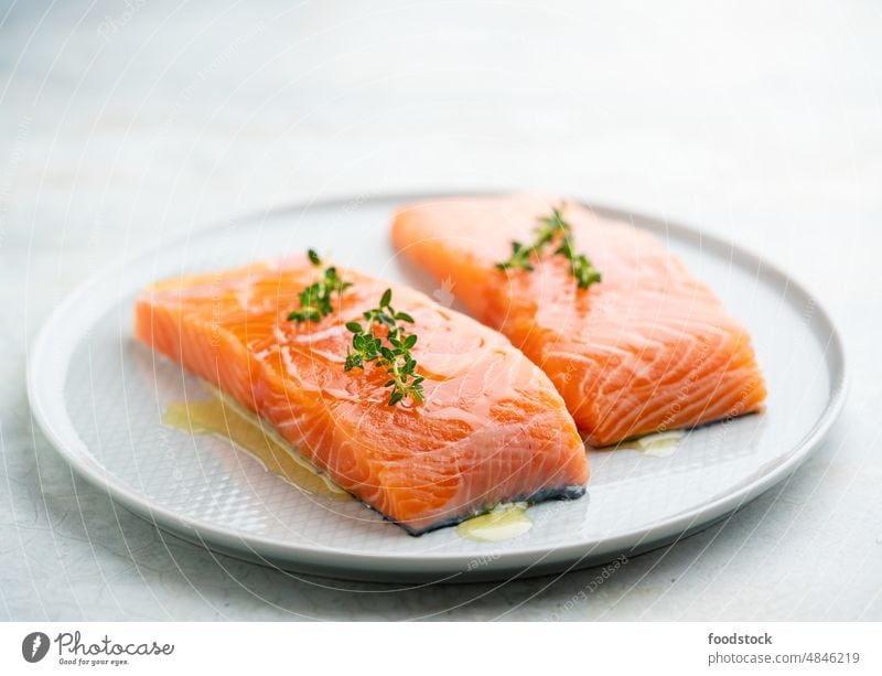 Frisches Lachsfilet auf einem Teller für ein leckeres Lachssteak. oben Hintergrund Nahaufnahme Koch Essen zubereiten Küche Diät Abendessen Fett Filet Fisch