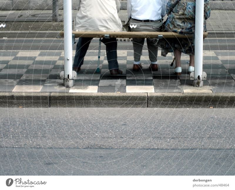 die alten und der wind Senior Mensch Asphalt Einsamkeit trist Bank Station Straße warten Pflastersteine