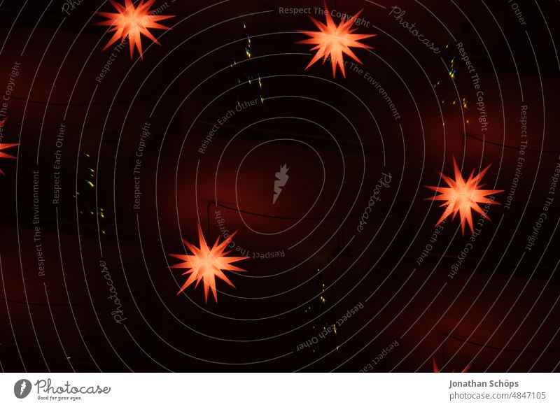 Weihnachtssterne leuchtend Prisma Spiegelung Kaleidoskop Advent Adventsstern Experiment Fassade Hausfassade Herrnhuter Stern Kaleidoskopie Kaleidoskopisch