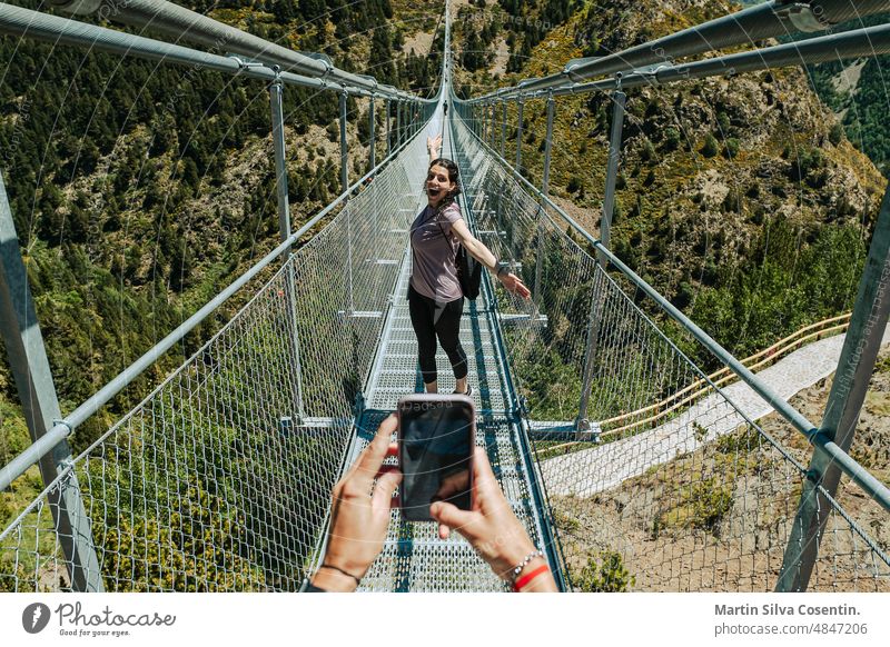 Junge Lateinerin auf der längsten tibetischen Brücke Europas, 600 Meter lang und 200 Meter hoch, in der Gemeinde Canillo in Andorra Abenteuer Alpen