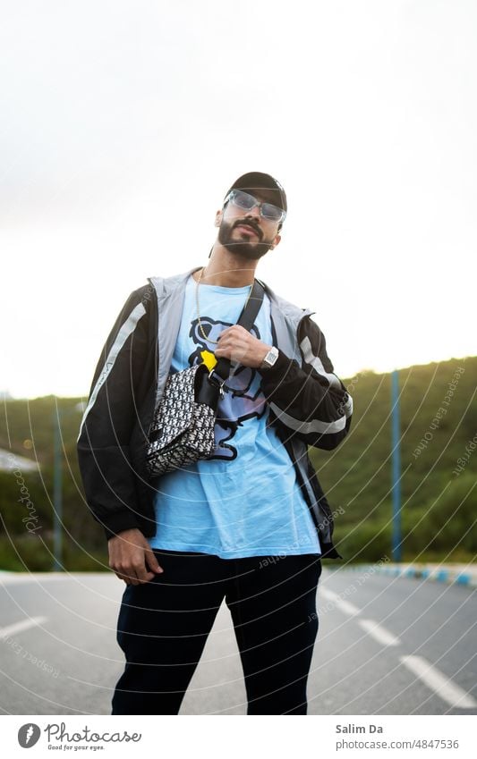 Stilvoller bärtiger Mann gestylt Styler Stile stylisch schicke Kleidung Fotografie Porträt Hochformat Porträtmalerei Porträtfotografie Mode modisch gestalten