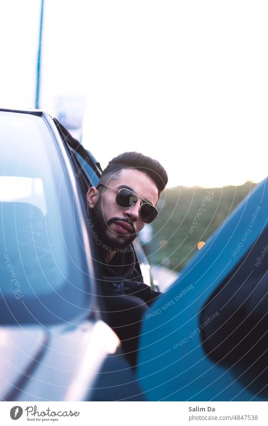 hübscher junger bärtiger Mann gutaussehend gutaussehender Mann hübscher junger Mann hübscher Kerl Sonnenbrille Blick Blick in die Kamera in die Kamera schauen