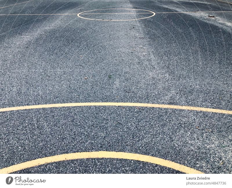 Basketballplatz und die gelben Linien Gericht Sport Ballsport Spiel Spielen im Freien nass Straße Sport auf der Straße Außenaufnahme Feld