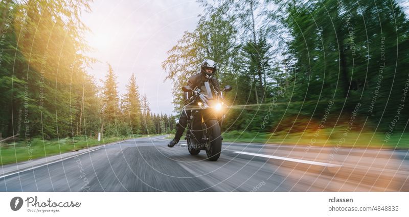 motorradfahren auf der landstraße. fahren auf der leeren straße auf einer motorradtour. copyspace für ihren individuellen text. Motorrad Fahrrad Spaß Straße