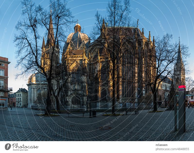 aachener dom mit münsterplatz am morgen Aachen aachener münster aix-la-chapelle aken Altstadt Frühling Deutschland Kathedrale kaiser karl Architektur Kirche