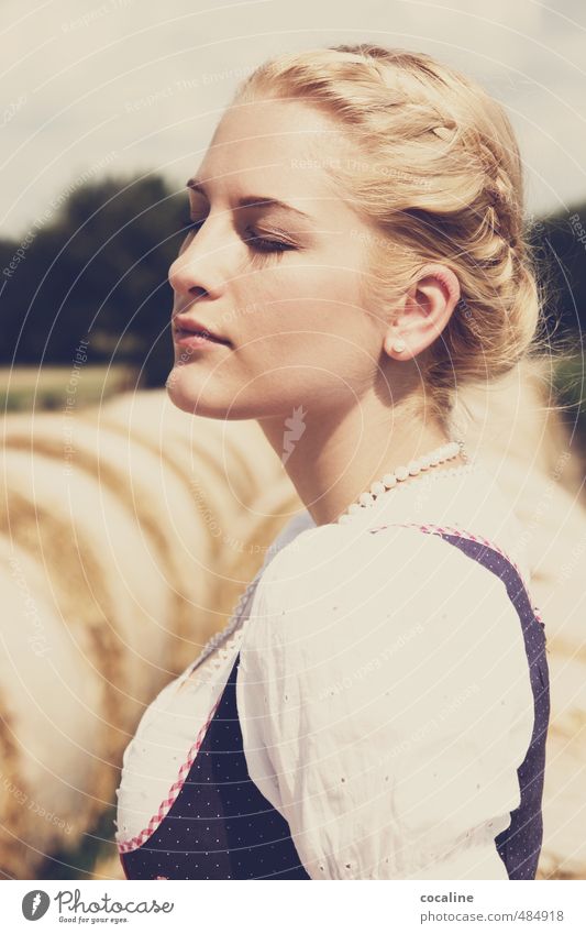 Natur pur feminin Junge Frau Jugendliche 1 Mensch Haare & Frisuren blond authentisch schön natürlich ästhetisch Zufriedenheit elegant ruhig Trachtenkleid