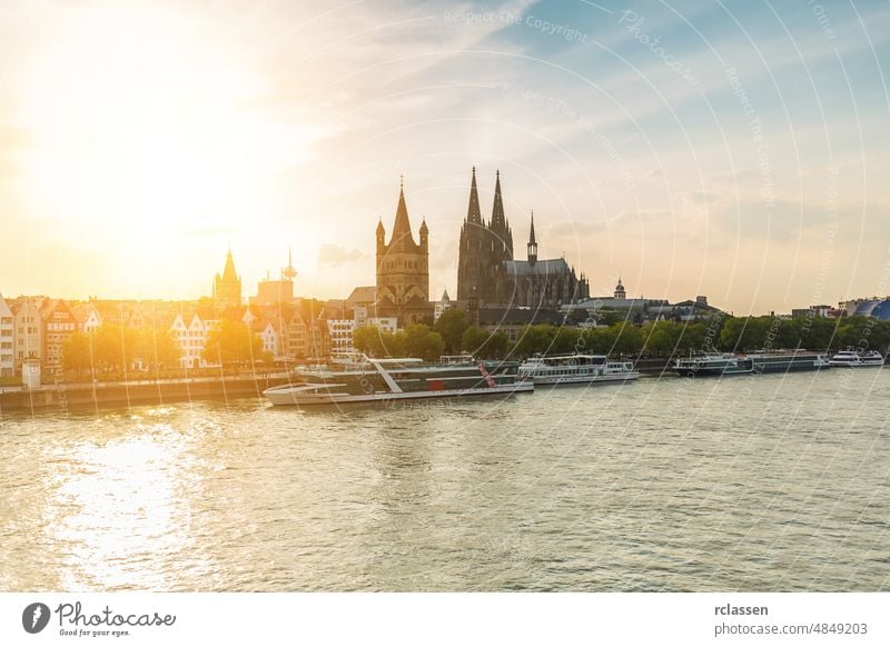 Köln mit Dom und Groos St. Martin bei Sonnenuntergang Großstadt Kölner Dom Altstadt Kathedrale Rhein Deutschland dom Fluss Karneval kölsch Kirche Sommer