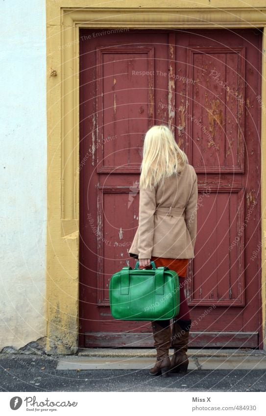 Klopf klopf Ferien & Urlaub & Reisen Ausflug Abenteuer Mensch feminin Junge Frau Jugendliche Erwachsene 1 18-30 Jahre Kirche Burg oder Schloss Tür blond Gefühle