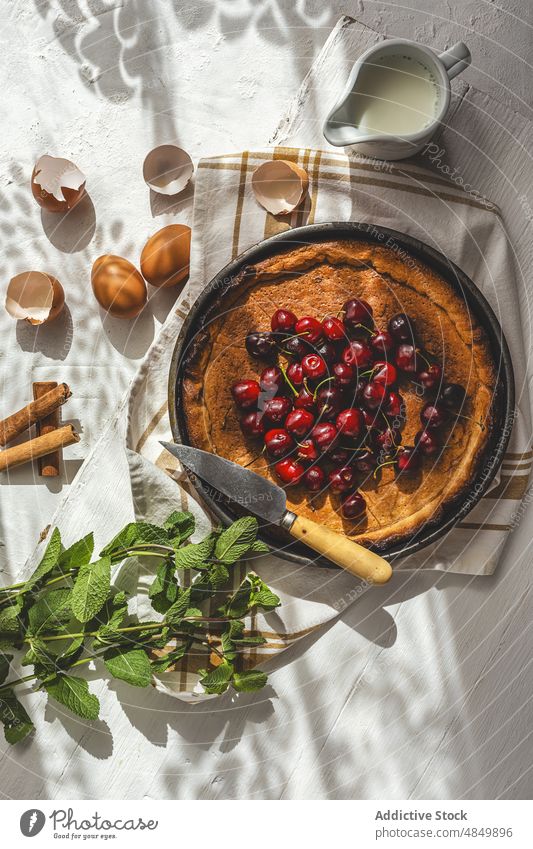 Frisch gebackener Kirschkuchen auf dem Tisch Pasteten Kirsche Kuchen Kruste rustikal serviert grün Feinschmecker kulinarisch Holz ganz Rezept rund frisch Beeren