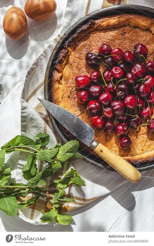 Frisch gebackener Kirschkuchen auf dem Tisch Pasteten Kirsche Kuchen Kruste rustikal serviert grün Feinschmecker kulinarisch Holz ganz Rezept rund frisch Beeren