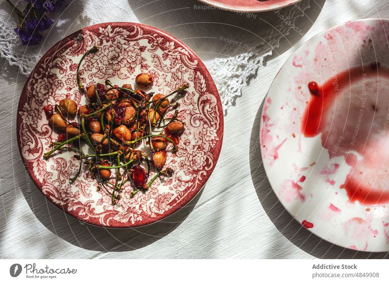 Kernlose halbe Kirschen auf dem Tisch Pasteten Kuchen Kruste rustikal serviert grün Feinschmecker Blume kulinarisch Grube Holz Rezept Minze rund frisch Beeren