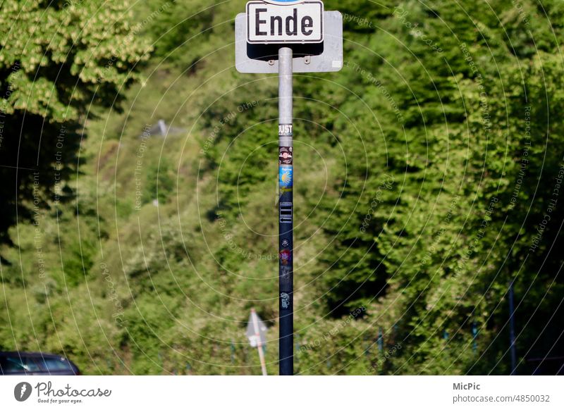 Das Ende Beschilderung Schild grüner Hintergrund Bewaldung Naturliebe Ende des Weges Wege & Pfade Straße Ende des Radweges Durchgang unterwegs auf dem Weg