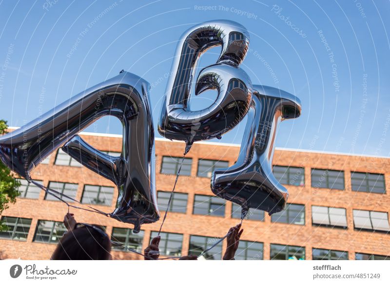 Abitur Luftballons ABI Reifeprüfung Matura Prüfung Prüfung & Examen Erwachsen Schüler Lehrer Lehrerin schülerin Schule Gymnasium Schulgebäude draußen Sonne