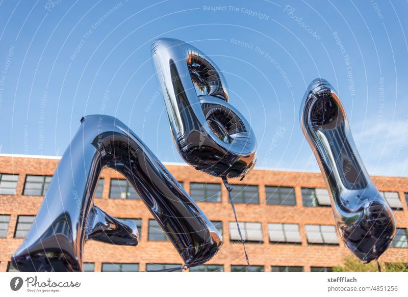 Abitur Luftballons ABI Reifeprüfung Matura Prüfung Prüfung & Examen Erwachsen Schüler Lehrer Lehrerin schülerin Schule Gymnasium Schulgebäude draußen Sonne