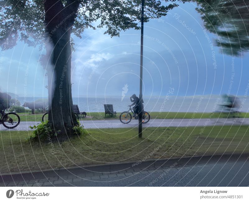 Vom Regen überrascht Unwetter schnell Schnelligkeit Wolken Himmel Natur Naturgewalt Bäume im See radfahrer Radfahren Geschwindigkeit Bewegung Verkehr