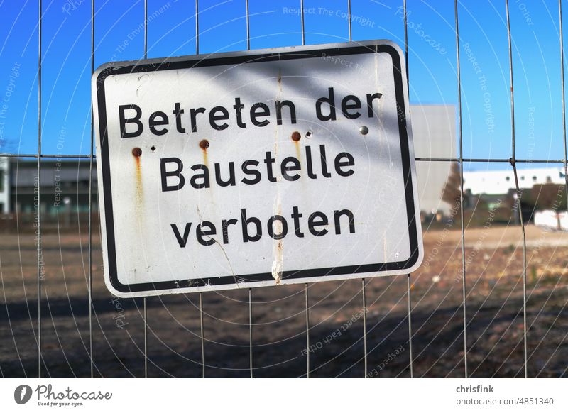 Betreten der Baustelle verboten Schild an Bauzaun schild Hinweisschild Zaun Gefahr Warnung Warnhinweis Warnschild Schriftzeichen Sicherheit Vorsicht Schutz