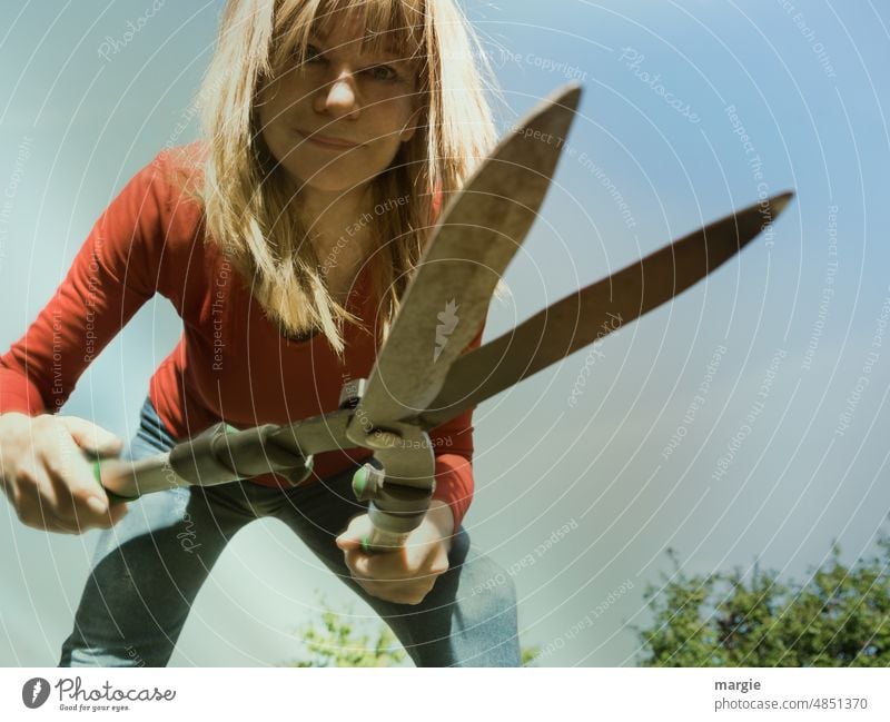 Eine Frau mit Heckenschere Porträt Erwachsene Gesicht Blick feminin Mensch Lächeln Junge Frau Haare & Frisuren blond blondes Haar Frauengesicht hübsch