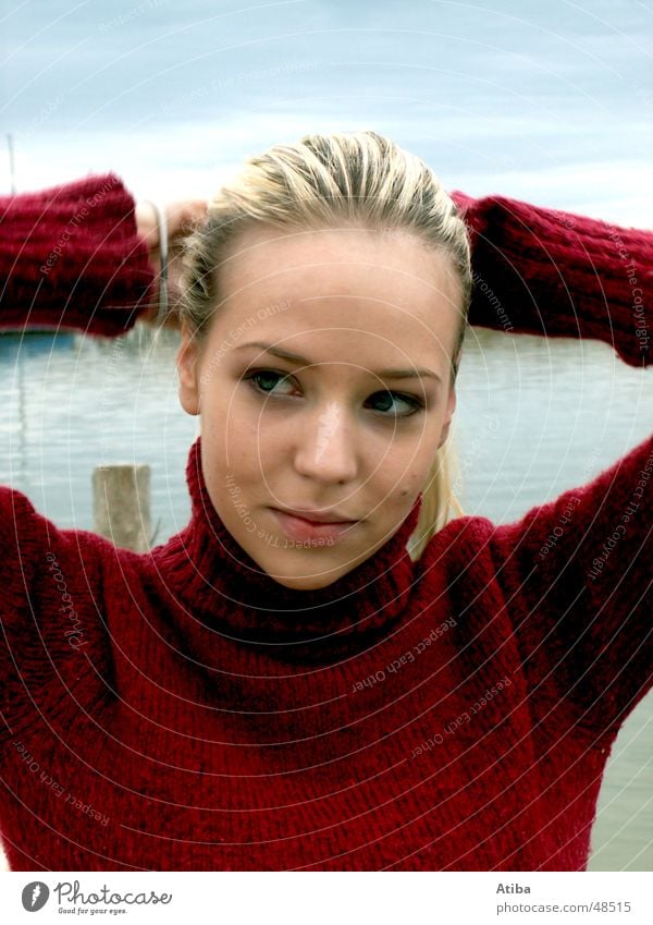 Am See ... Frau blond süß geheimnisvoll Pullover Rollkragenpullover rot Herbst kalt Österreich schön Wasser Himmel blau neusiedlersee