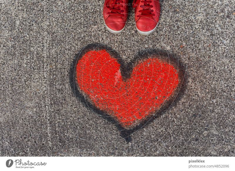 Graffitiherz auf einer Berliner Straße Herz rot Gehweg Bürgersteig Streetart Patina Street art Liebe Farbe Fleck Farbfleck verliebt Liebeserklärung Valentinstag