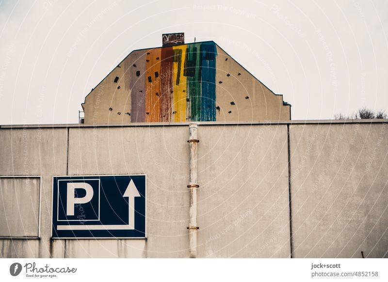 diese Richtung für Kunst und Parkplatz Brandmauer Straßenkunst Fassade Kreativität Hintergrund neutral Schilder & Markierungen Hinweisschild Parkplatzschild