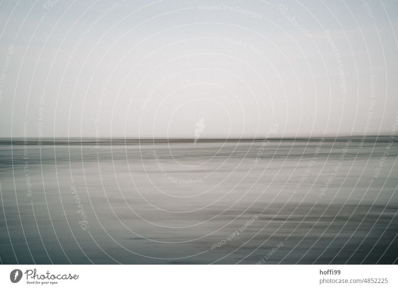 abstrakte verschwommene Ansicht von Himmel Meer und Strand verschwommener Hintergrund Bewegungsunschärfe icm ICM-Technik schemenhaft abstrakte Fotografie