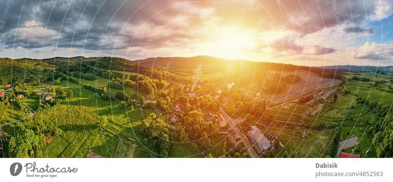 Luftaufnahme einer ländlichen Gegend mit Dorf und Bergen Stadt Landschaft Antenne Vorstadt Panorama Sommer Feld im Freien Polen Haus Natur oben Europäer Ansicht