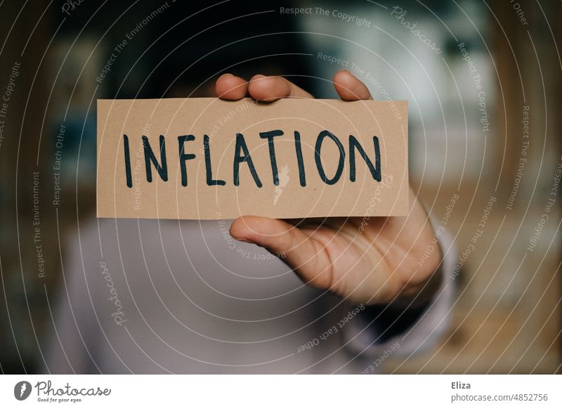 Frau hält ein Schild auf dem Inflation geschrieben steht Rezession Wirtschaft Armut Geld Angst Krise Finanzen Wirtschaftskrise sparen Kapitalwirtschaft Sorge