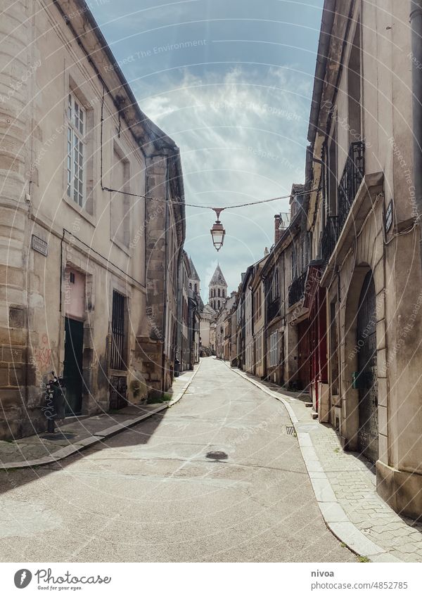 Altstadt Strasse in Autun/ Burgund Frankreich Straße Gasse Straßenlaterne Häuser Gemäuer alt kirche Kirchturm trottoir bergauf Farbfoto Hochformat Sonnenlicht