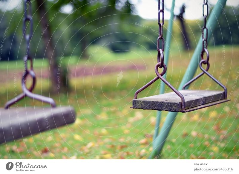 Saisonende Kindergarten Schaukel Spielplatz Langeweile Trauer Einsamkeit Trennung Vergänglichkeit Spielen herbstlich Kindheitserinnerung Farbfoto Außenaufnahme