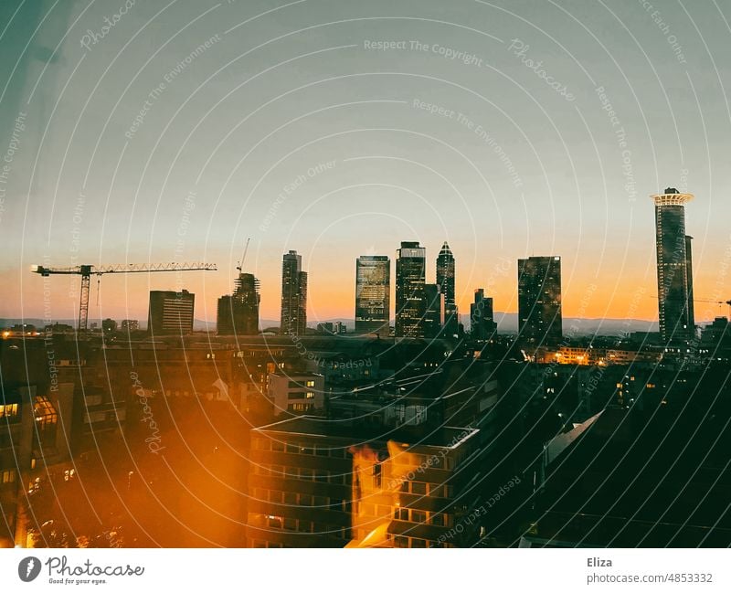 Frankfurter Skyline mit Wolkenkratzern in der Abenddämmerung Hochhaus Architektur Himmel Frankfurt am Main Bankgebäude Großstadt Nacht Aussicht Stadt urban Kran