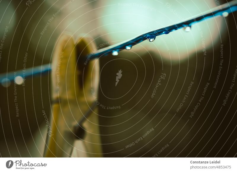 Wäscheklammer an regennasser Wäscheleine waschen Haushalt Kleidung Sommer frisch Alltagsfotografie hängen aufhängen umweltfreundlich Leine wäsche trocknen